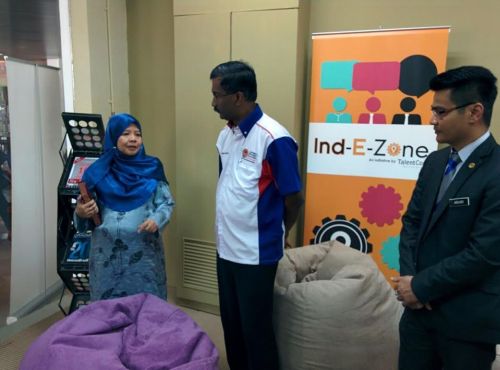 Kamalanathan getting a tour of the Ind-E-Zone at UPSI, Perak.
